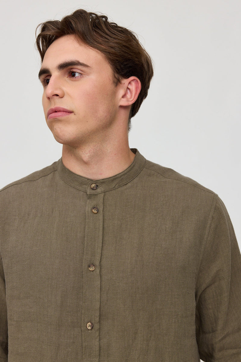 Lennox ist 1,90 und trägt Größe L