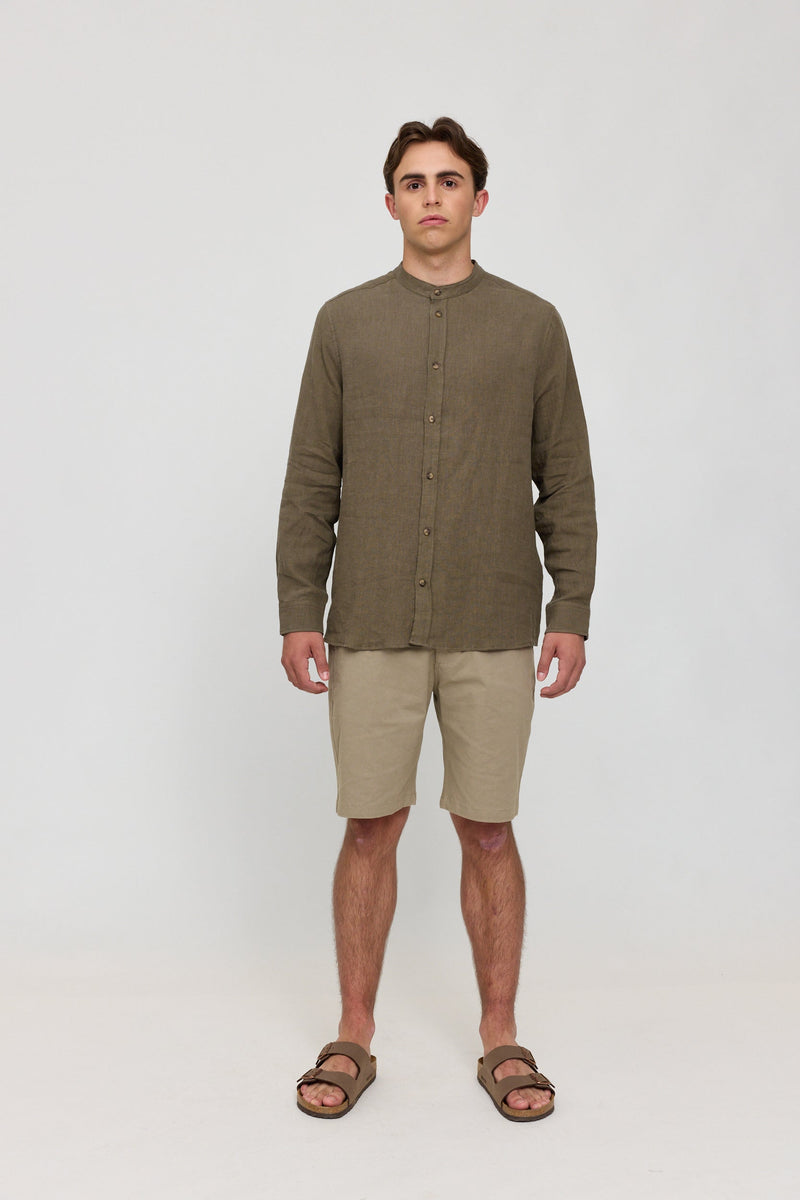 Lennox ist 1,90 und trägt Größe L