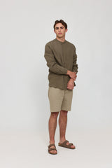 Lennox ist 1,90 und trägt Größe L