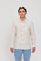 Lennox ist 1,90 und trägt Größe L