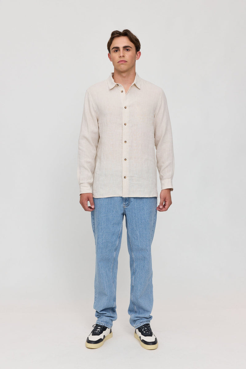 Lennox ist 1,90 und trägt Größe L