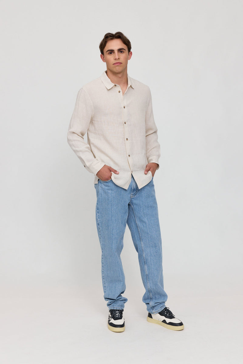 Lennox ist 1,90 und trägt Größe L