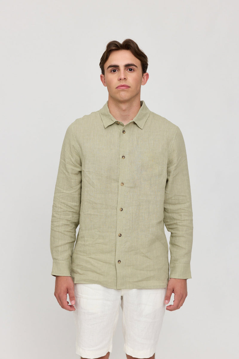 Lennox ist 1,90 und trägt Größe L