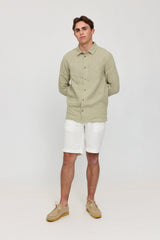 Lennox ist 1,90 und trägt Größe L