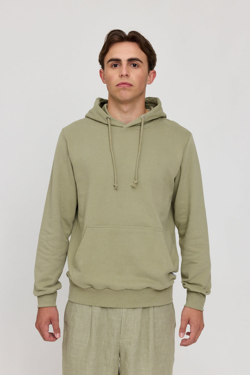 Lennox ist 1,90 und trägt Größe L