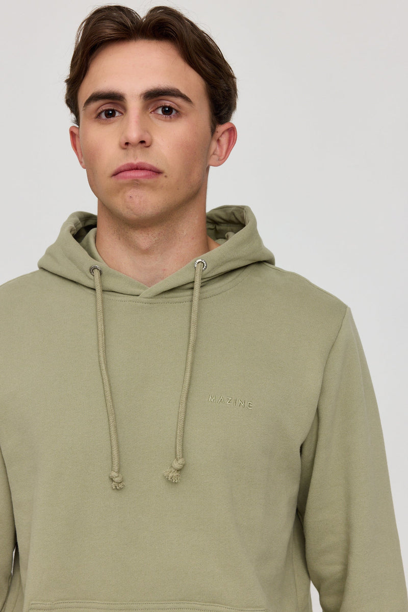 Lennox ist 1,90 und trägt Größe L