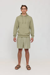 Lennox ist 1,90 und trägt Größe L