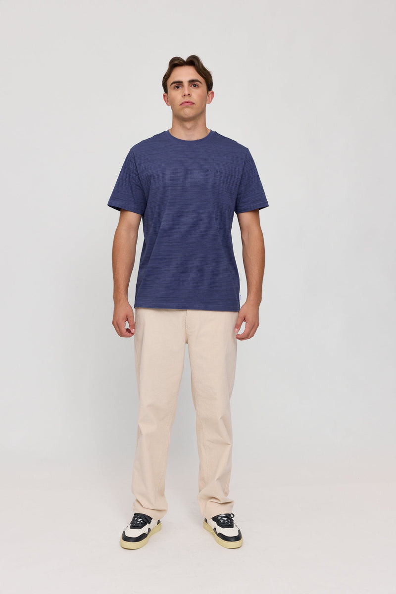 Lennox ist 1,90 und trägt Größe L