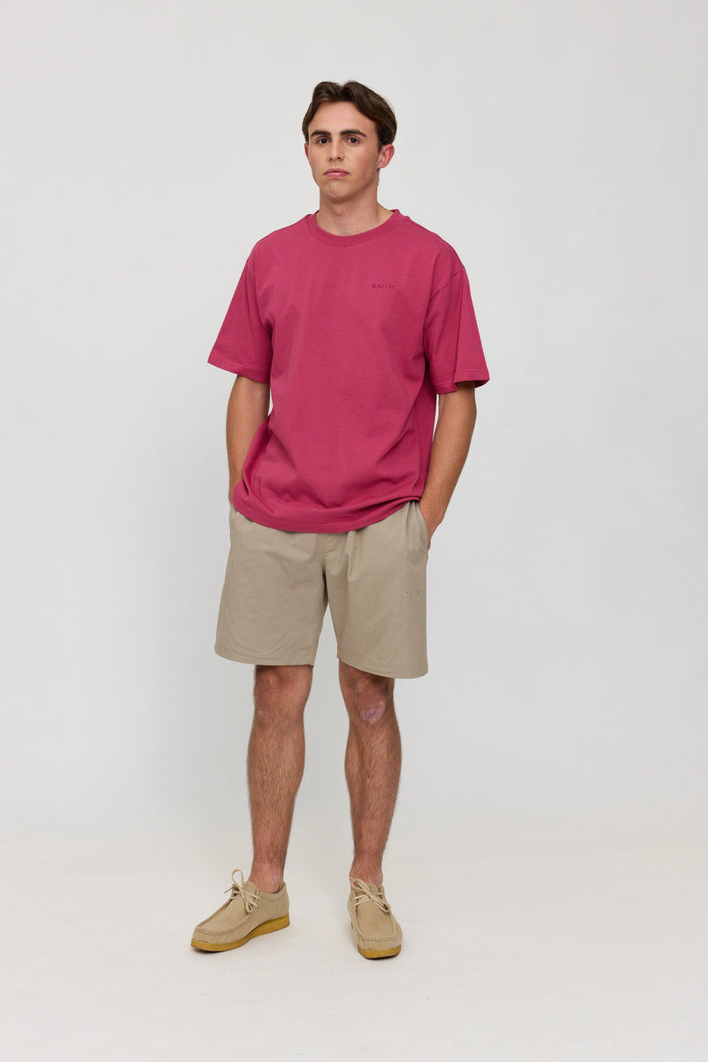 Lennox ist 1,90 und trägt Größe L