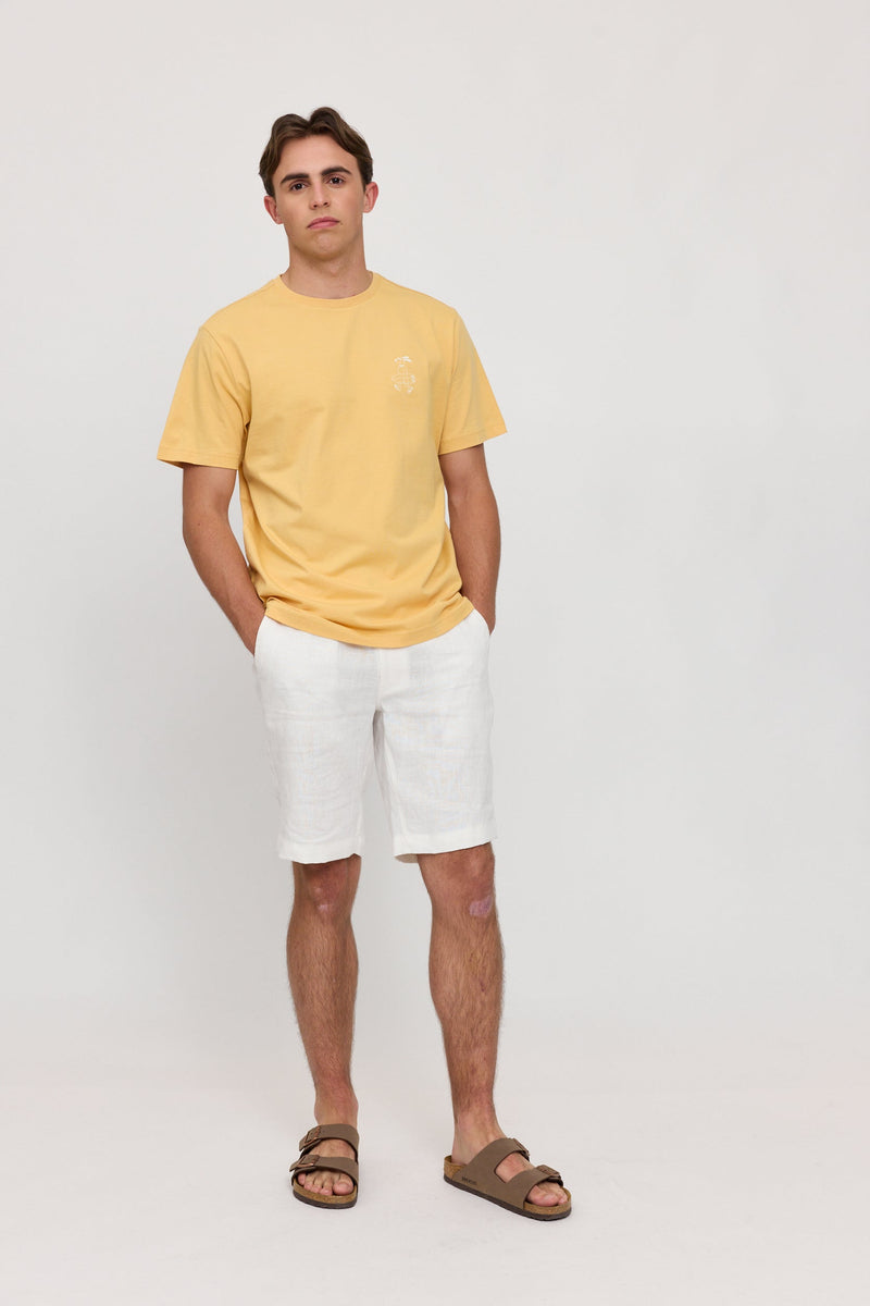 Lennox ist 1,90 und trägt Größe L