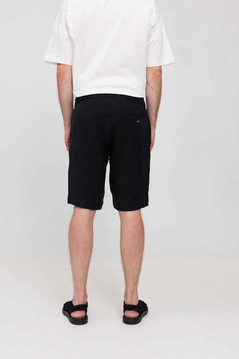 Nick ist 1,88 und trägt Größe L