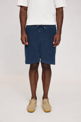 Terence ist 1,90 und trägt Größe L