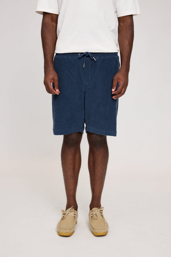 Terence ist 1,90 und trägt Größe L