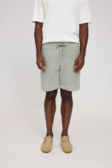 Terence ist 1,90 und trägt Größe L