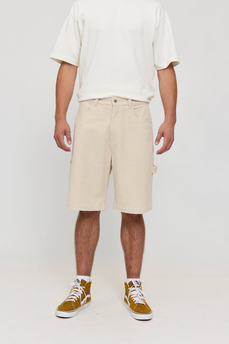 Lennox ist 1,90 und trägt Größe L