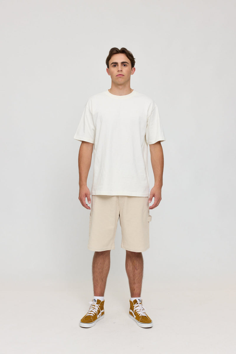 Lennox ist 1,90 und trägt Größe L