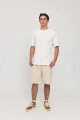 Lennox ist 1,90 und trägt Größe L