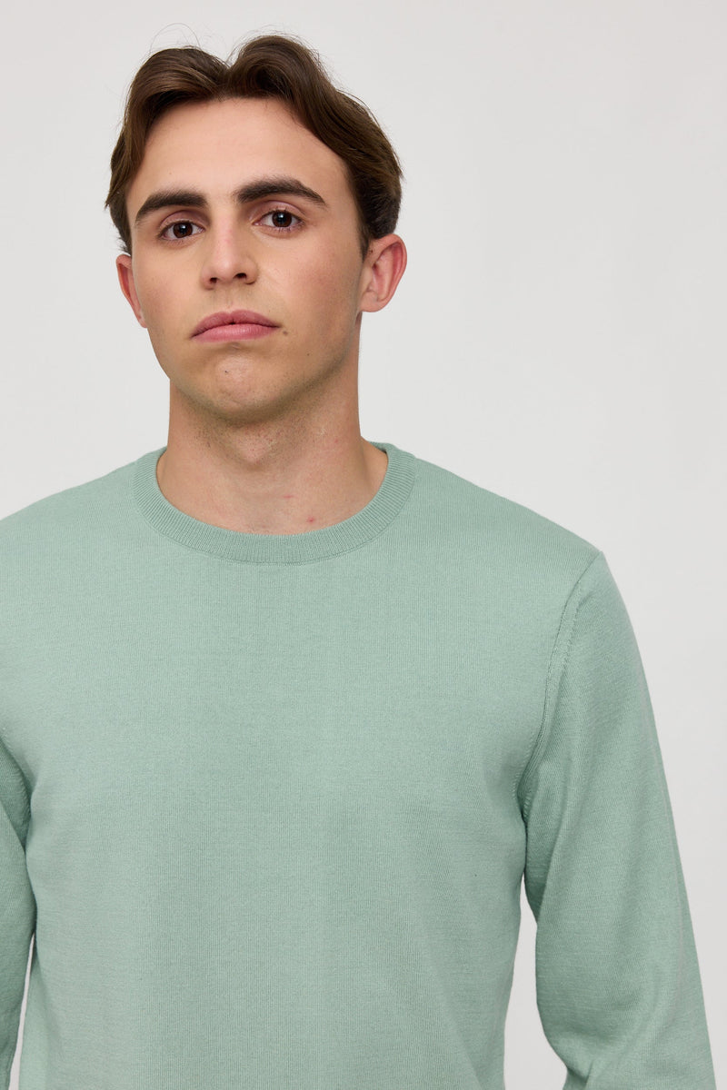 Lennox ist 1,90 und trägt Größe L