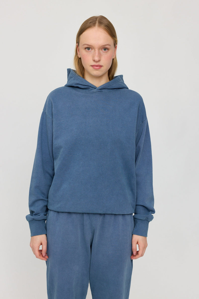 Julia ist 1,78 und trägt Größe S