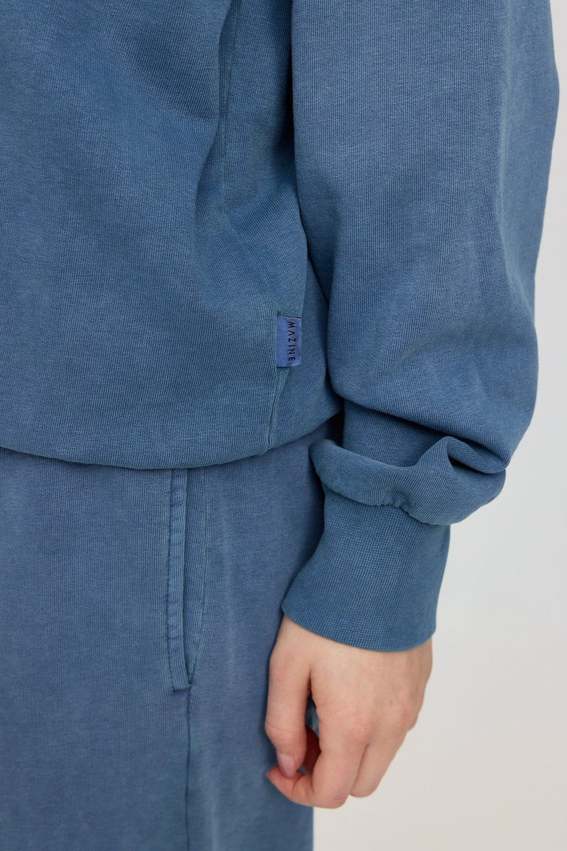 Julia ist 1,78 und trägt Größe S