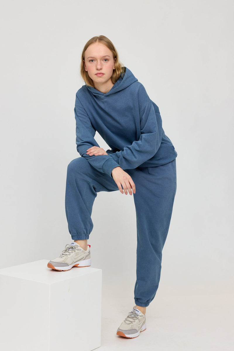 Julia ist 1,78 und trägt Größe S