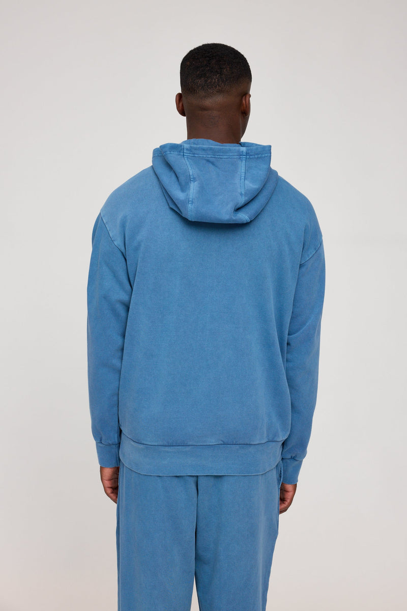 Terence ist 1,90 und trägt Größe L