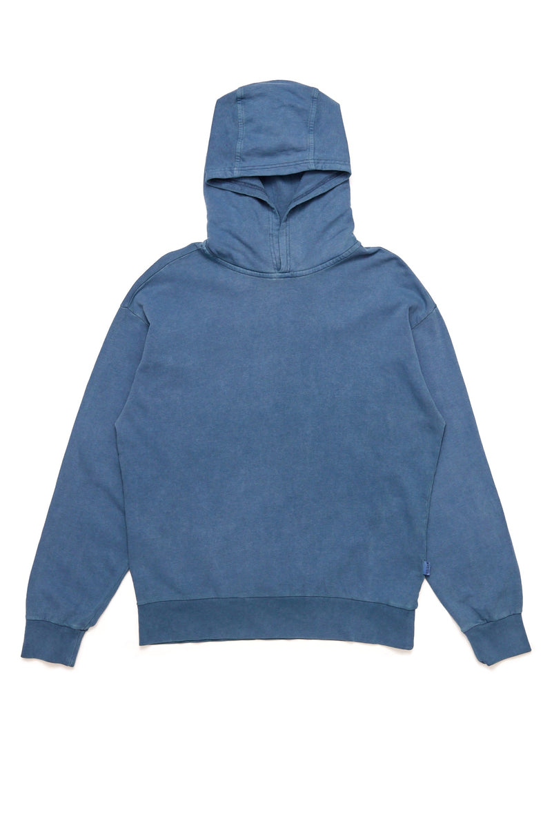 Terence ist 1,90 und trägt Größe L