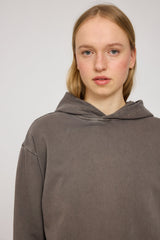 Julia ist 1,78 und trägt Größe S