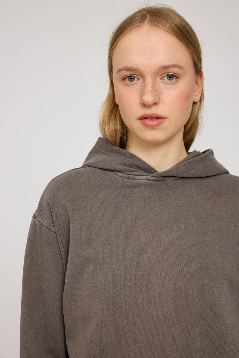 Julia ist 1,78 und trägt Größe S