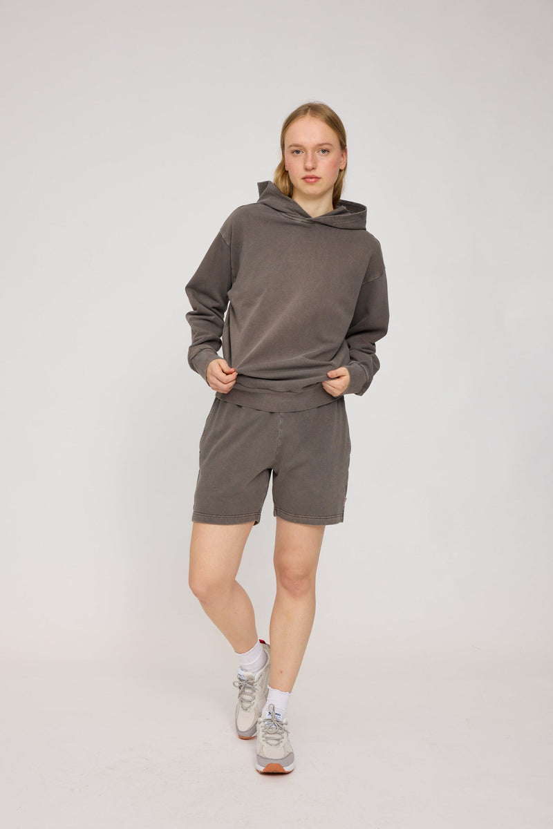 Julia ist 1,78 und trägt Größe S