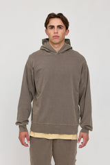 Lennox ist 1,90 und trägt Größe L