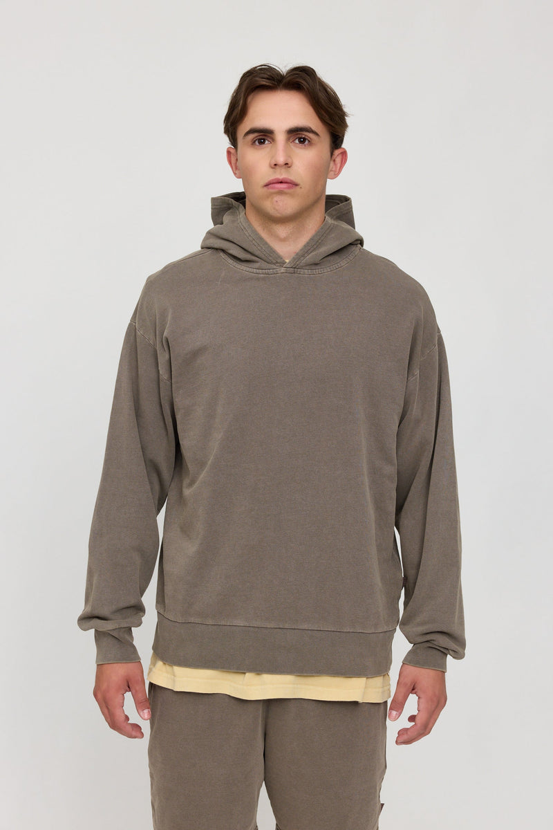 Lennox ist 1,90 und trägt Größe L