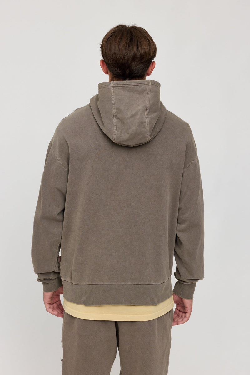 Lennox ist 1,90 und trägt Größe L