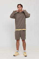 Lennox ist 1,90 und trägt Größe L