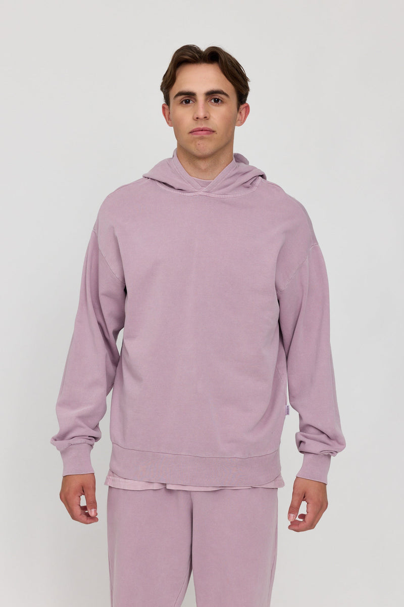 Lennox ist 1,90 und trägt Größe L