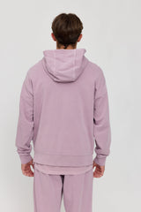 Lennox ist 1,90 und trägt Größe L