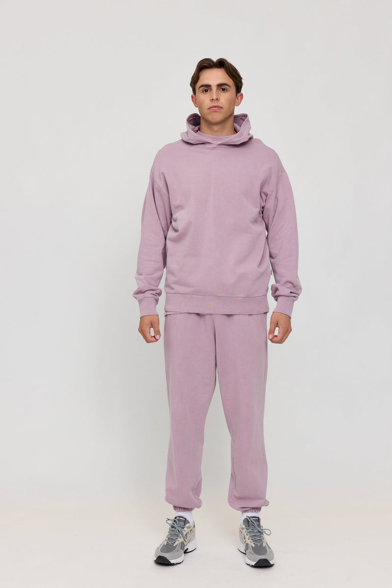 Lennox ist 1,90 und trägt Größe L