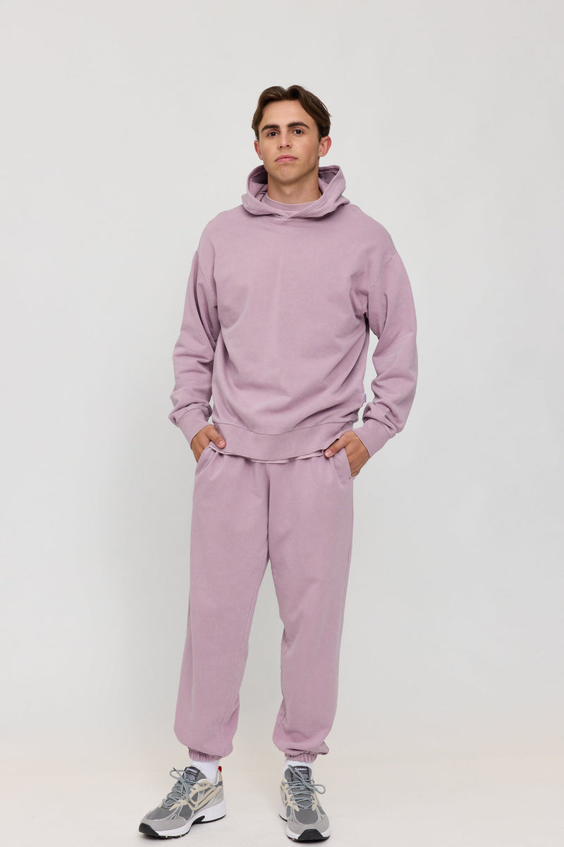 Lennox ist 1,90 und trägt Größe L