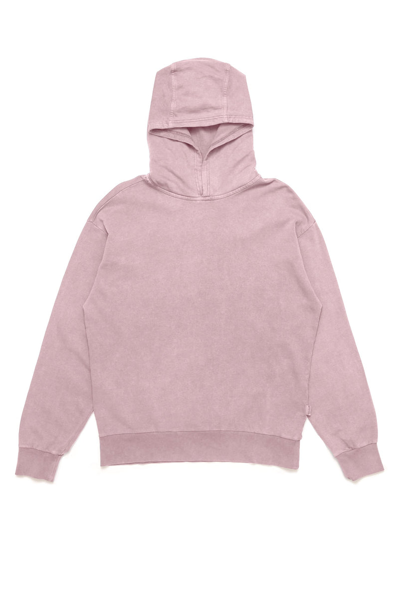 Lennox ist 1,90 und trägt Größe L