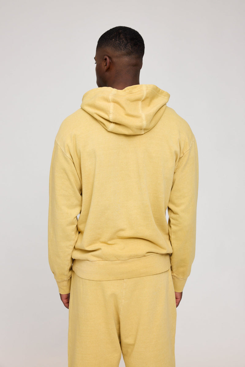 Terence ist 1,90 und trägt Größe L