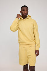 Terence ist 1,90 und trägt Größe L