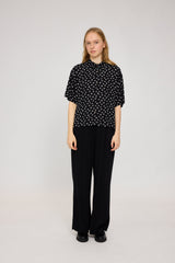 Julia ist 1,78 und trägt Größe S