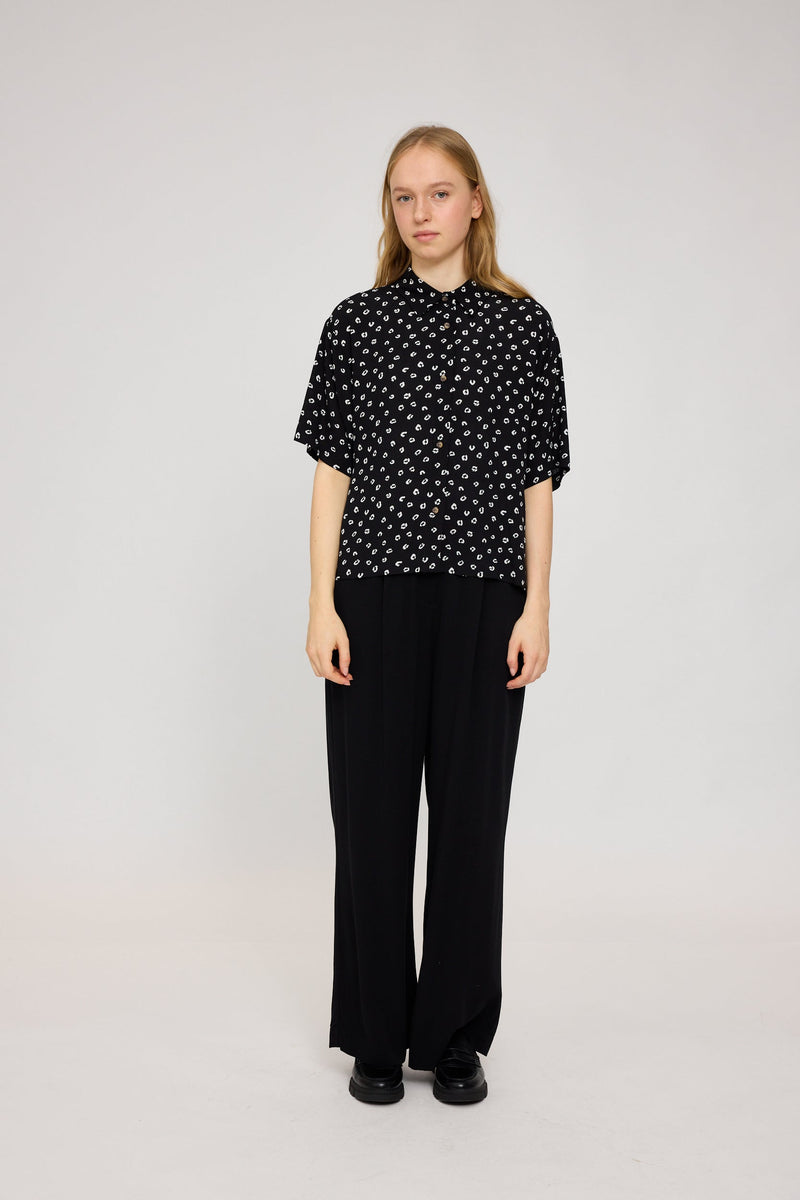 Julia ist 1,78 und trägt Größe S