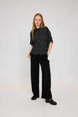 Julia ist 1,78 und trägt Größe S