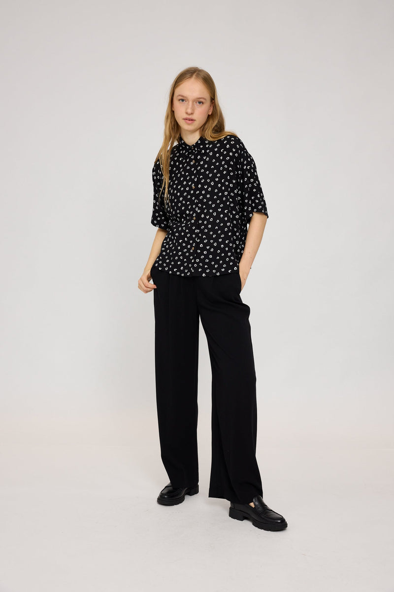 Julia ist 1,78 und trägt Größe S