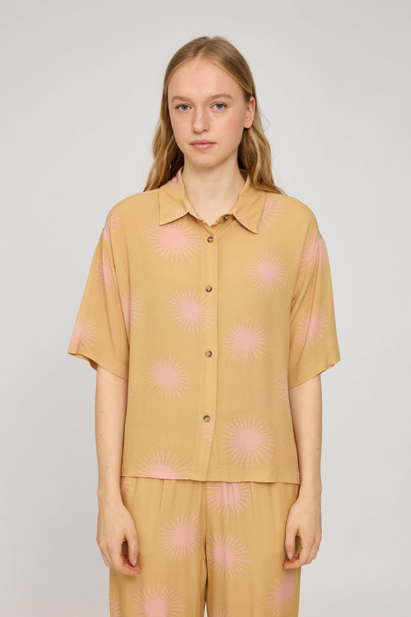 Julia ist 1,78 und trägt Größe S