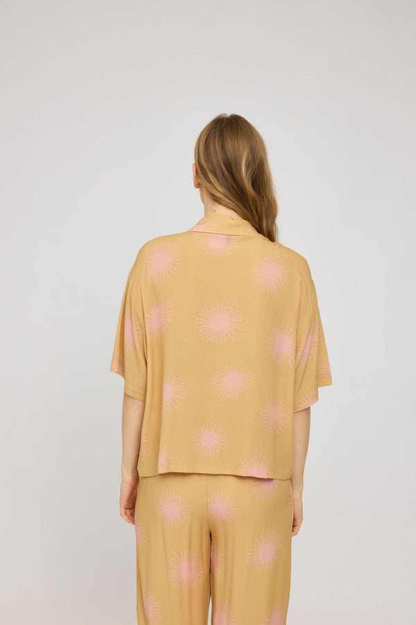 Julia ist 1,78 und trägt Größe S