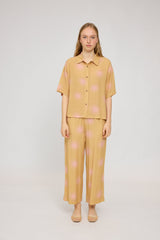 Julia ist 1,78 und trägt Größe S