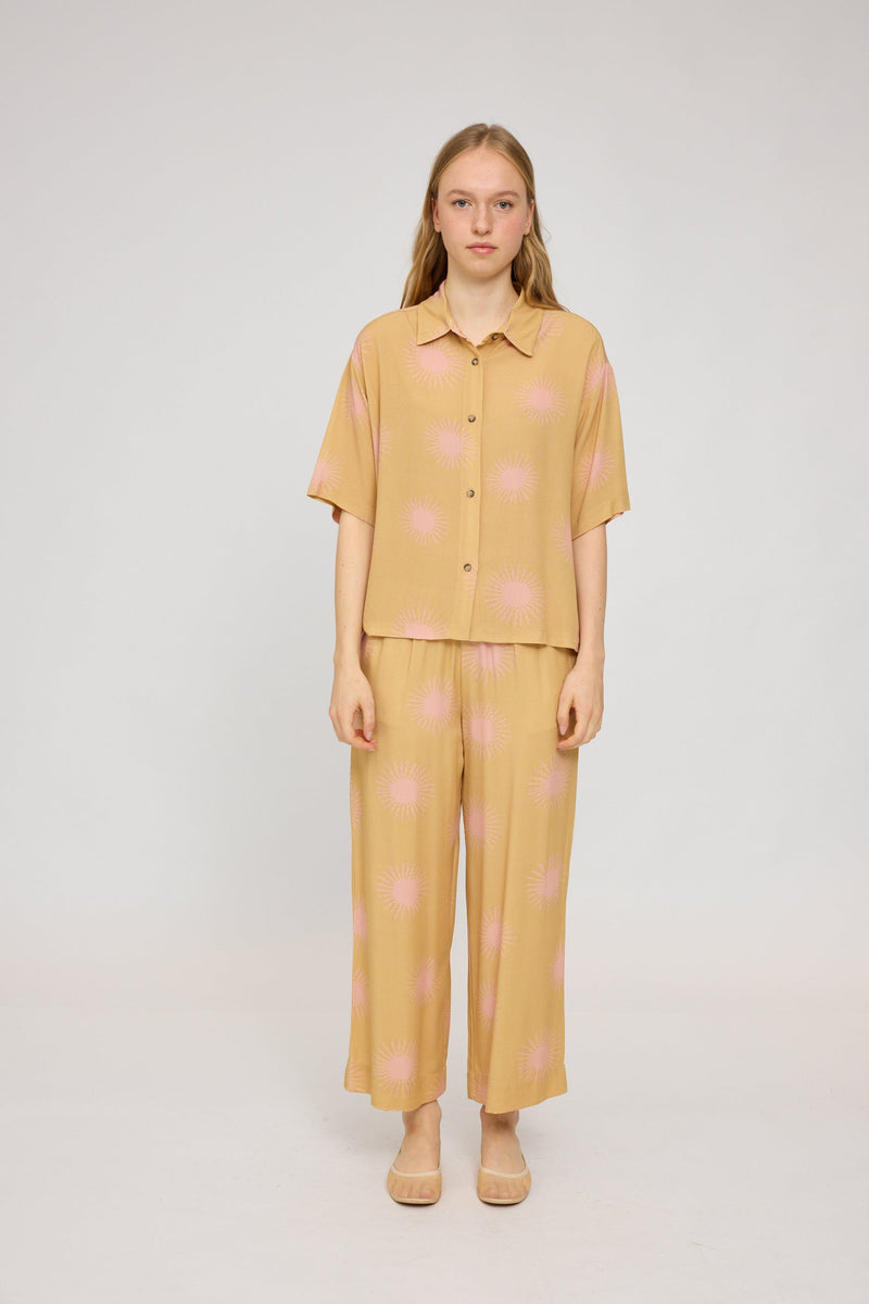 Julia ist 1,78 und trägt Größe S