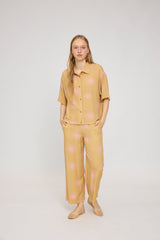 Julia ist 1,78 und trägt Größe S